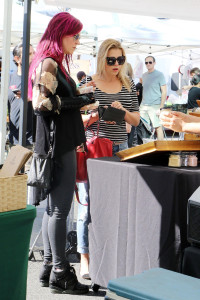 Jodie Sweetin Farmers Market (25)