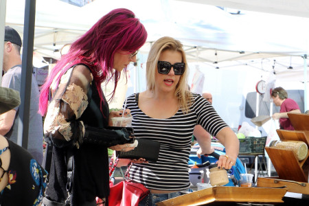 Jodie Sweetin Farmers Market (27)